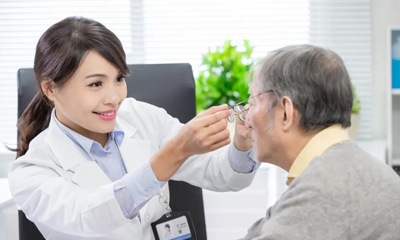 剛進(jìn)入40歲，你能接受戴老花鏡嗎？