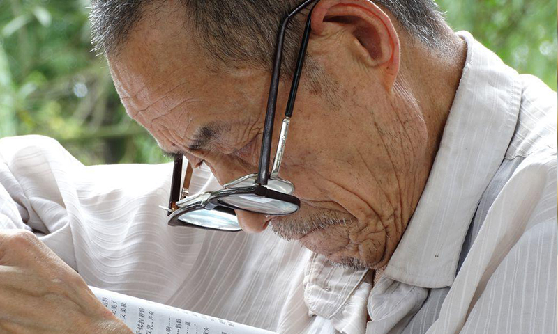 選配老花鏡掌握六個(gè)關(guān)鍵點(diǎn)，佩戴舒適不頭暈