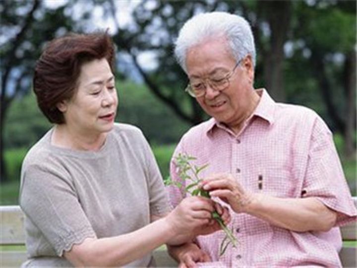 老花鏡科普：老人該如何緩解老花眼？