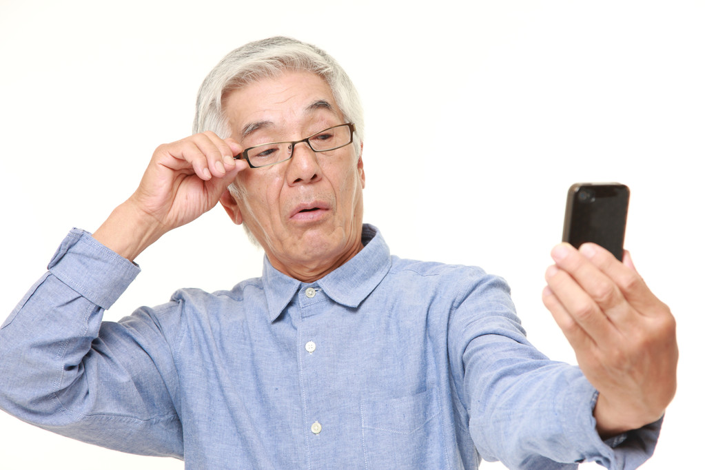 天天玩手機，老花眼可不慣著(zhù)你！