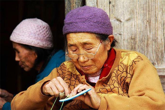 佩戴老花眼鏡，記住這四點(diǎn)，避免對眼睛造成傷害