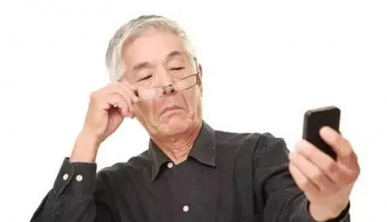 美麗島多焦鏡：用手機發(fā)信息成了奢侈，六十歲的困惑看他怎么解決